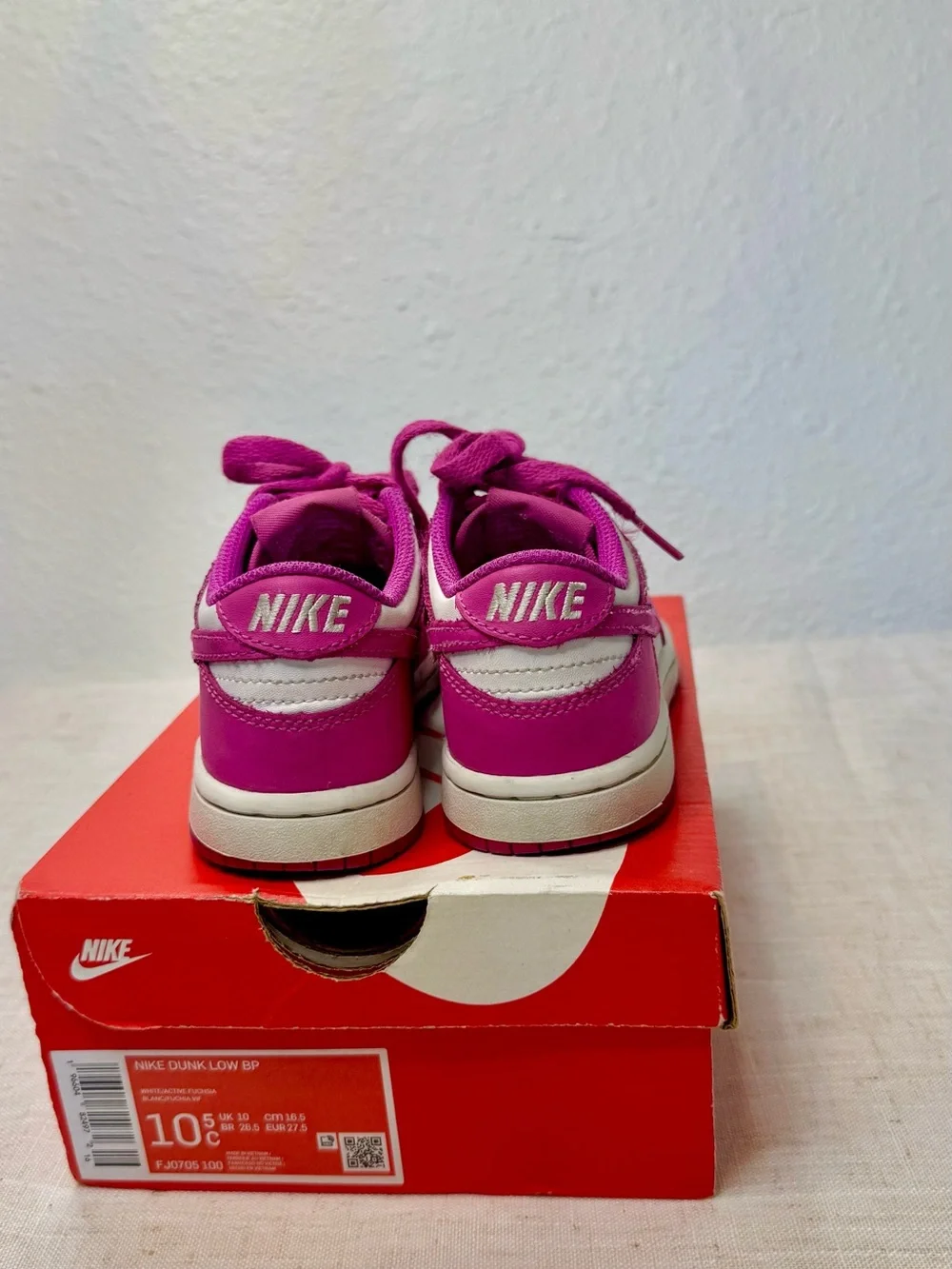 Nike Kids Low-Top Sneakers in Bright Magenta and White